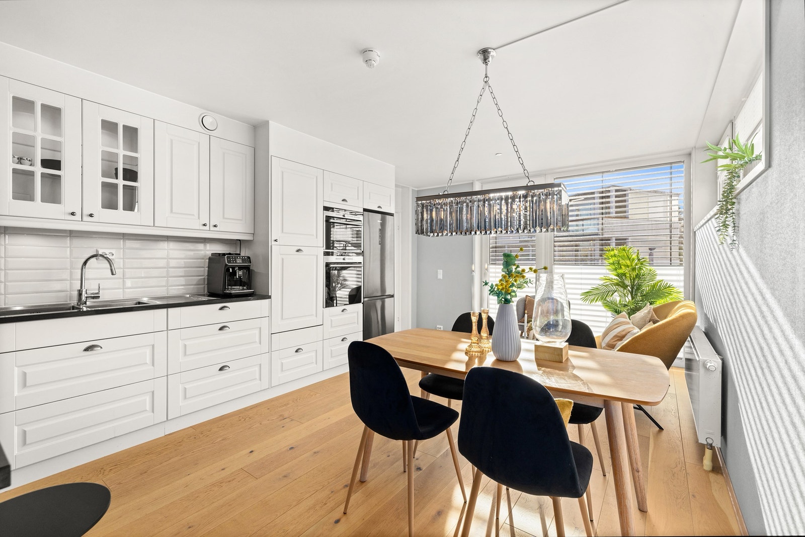 Kjøkkenet er velutstyrt med integrerte hvitevarer og god plass til en hyggelig spiseplass. Galleribilde