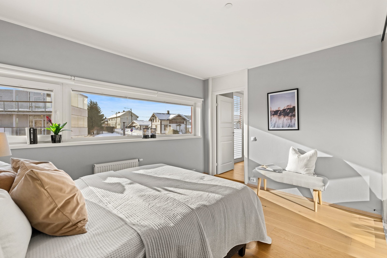 Store vinduer gir godt med lys og en åpen følelse på soverommet. Galleribilde