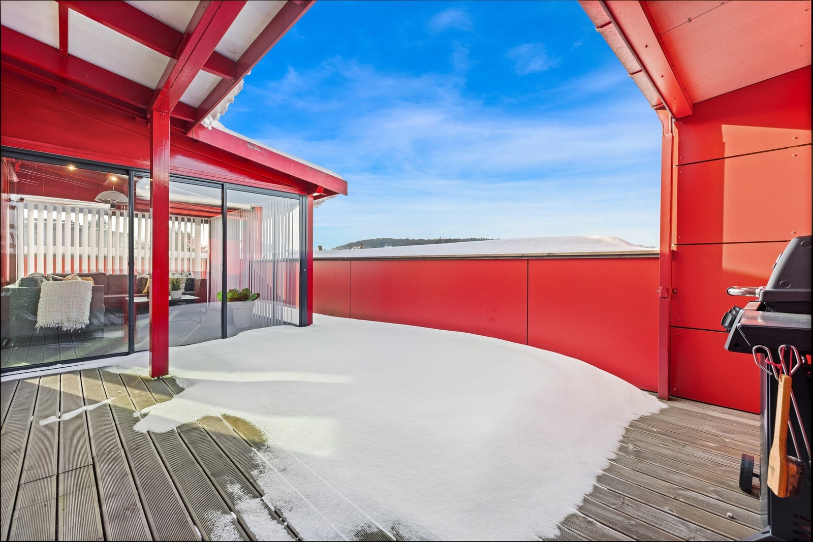 Terrassen er delvis overbygget og ligger i direkte tilknytning til hagestuen. Galleribilde