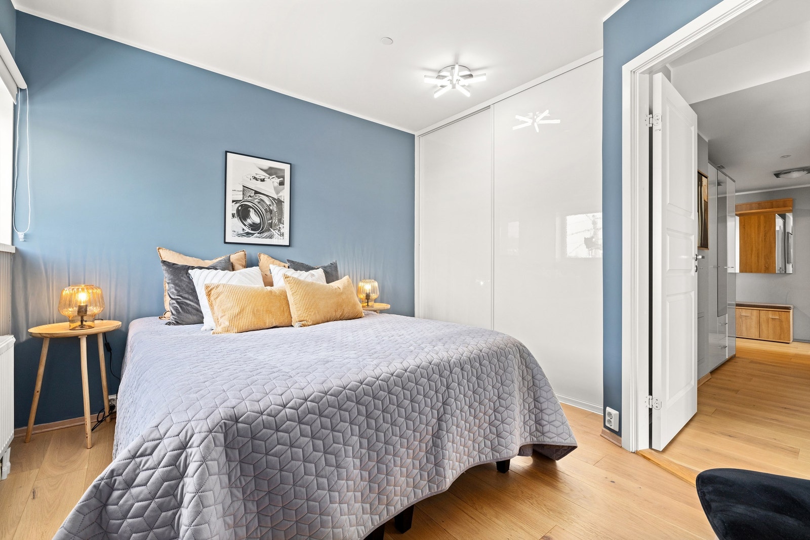 En stor skyvedørsgarderobe gir gode oppbevaringsmuligheter også på dette rommet. Galleribilde