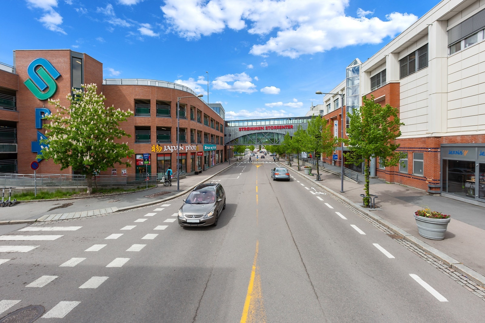 Strømmen Storsenter, med et bredt utvalg av butikker og tjenester, ligger en kort kjøretur unna. Galleribilde