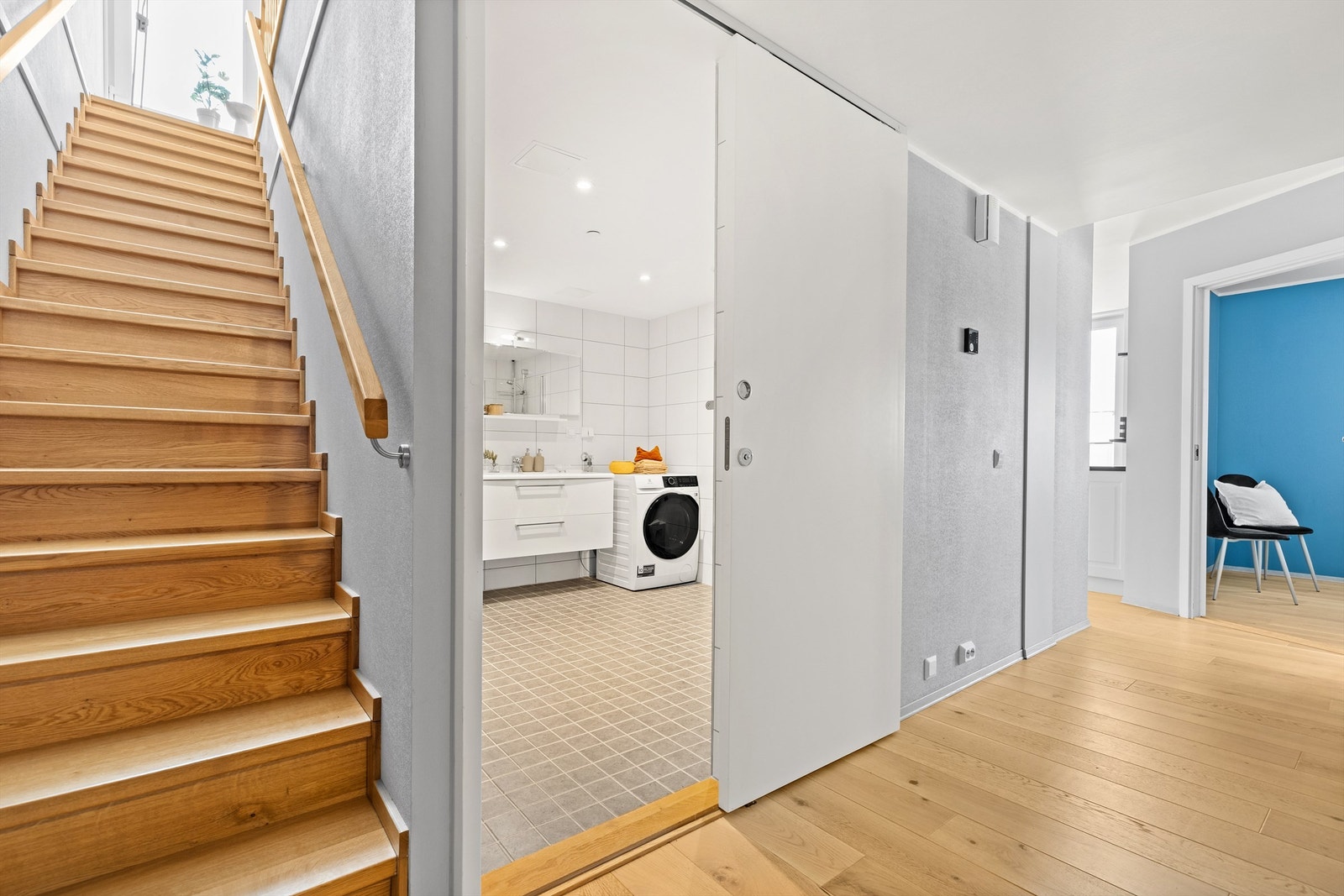 En solid tretrapp forbinder de to etasjene. Galleribilde