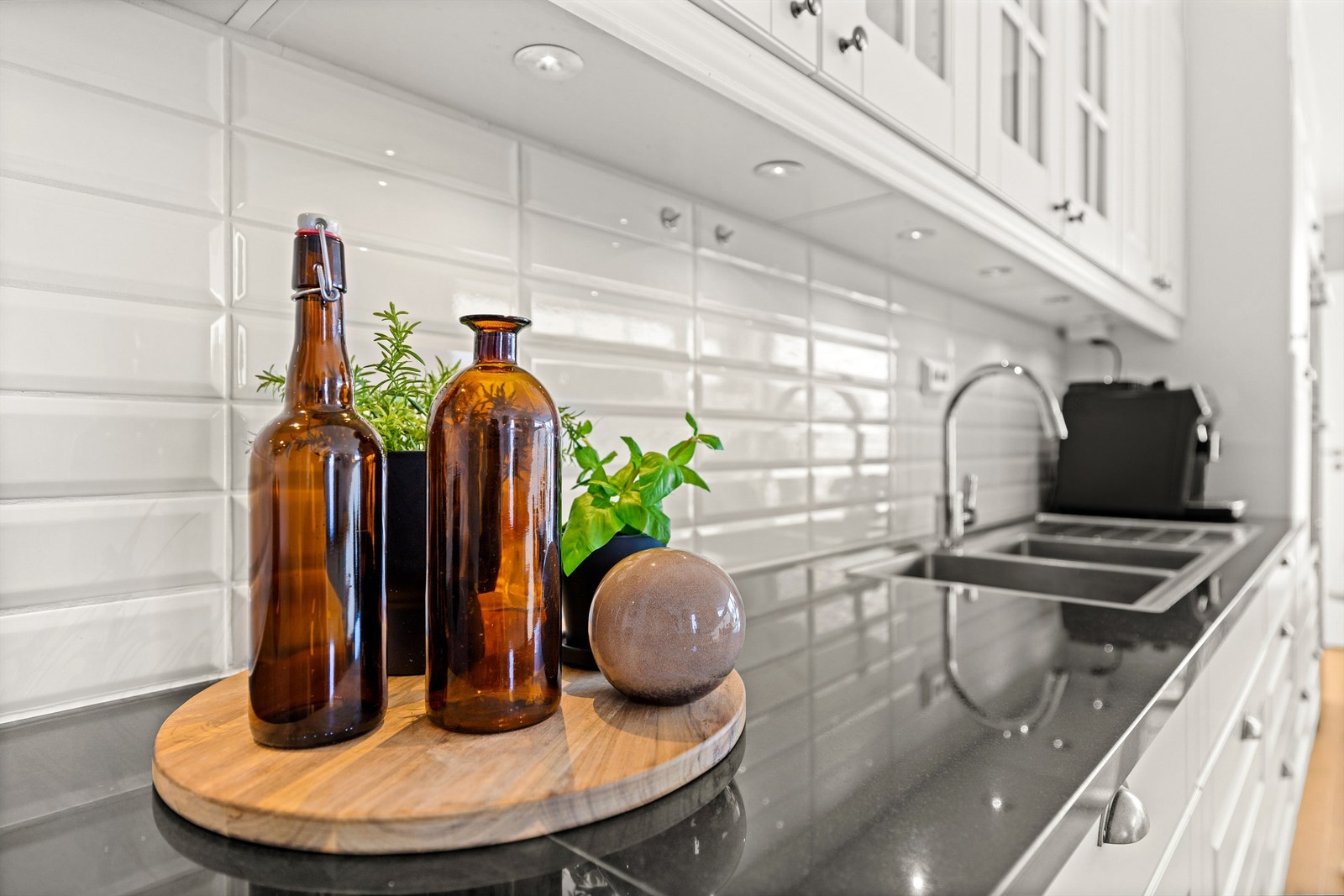 Detaljer som underlimt vask og fliser over benken understreker kjøkkenets kvalitet. Galleribilde