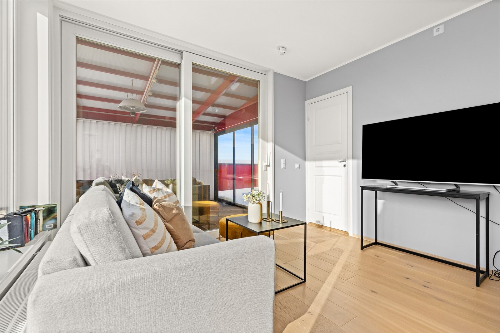 Stuen har direkte utgang til den innglassede hagestuen via skyvedører i glass. Galleribilde