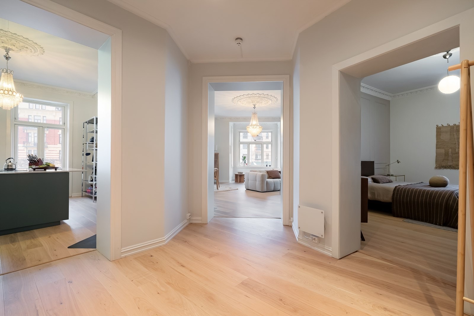 Velkommen inn! Dette er en stor og romslig leilighet med egen hybeldel og separat kjøkken - perfekt for utleie, gjester eller tenåringen Galleribilde