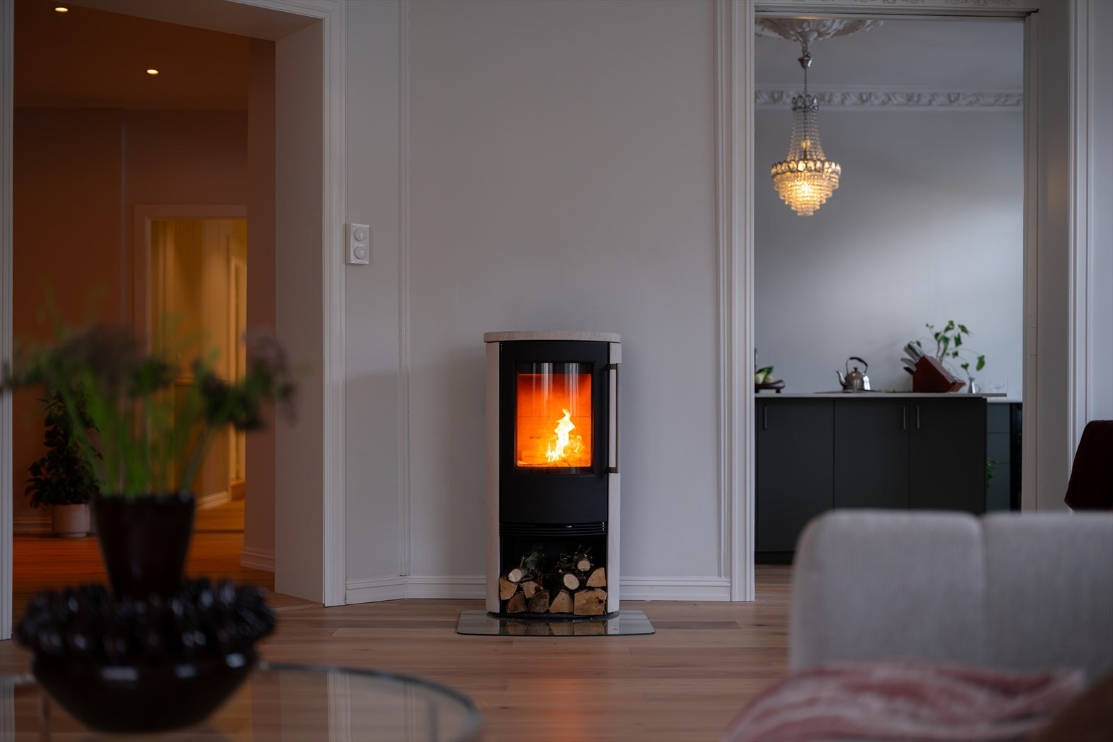 Lekker peis som varmer godt på kalde vinterdager. Peisen er ny i 2025 Galleribilde