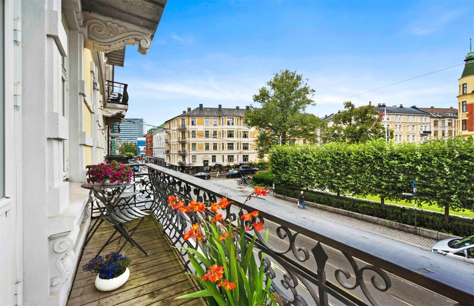 Sommer bilde- Fra den solrike balkongen kan du nyte morgenkaffen med utsikt over den ikoniske fontenen på Valkyrie plass, et av byens mest sjarmerende byrom Galleribilde