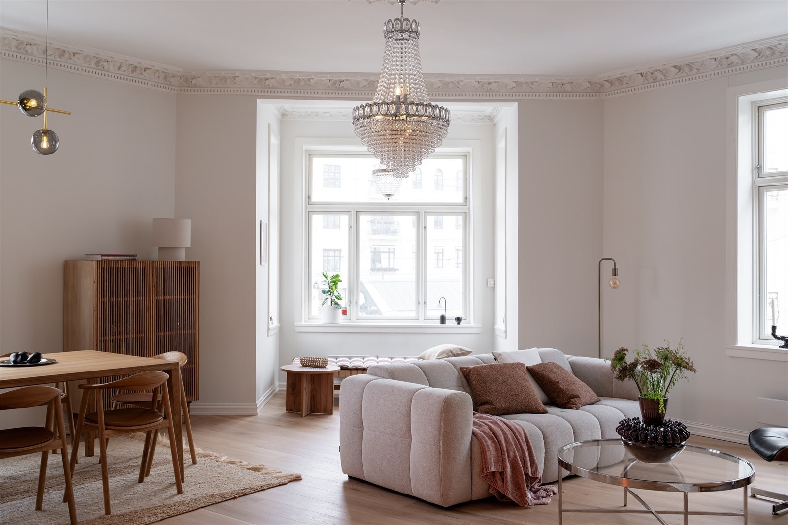 Leiligheten har vakre, klassiske detaljer som rosett, stukkatur og dype vinduskarmer Galleribilde