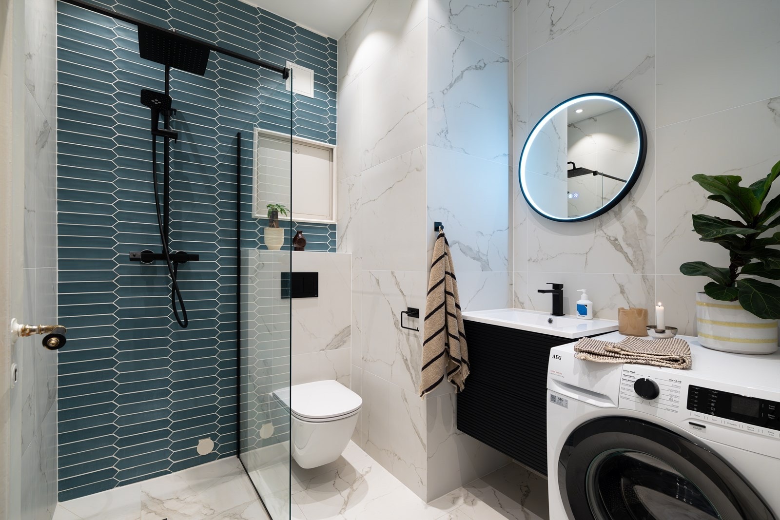 Bad 2 er også av god størrelse med opplegg for vaskemaskin Galleribilde