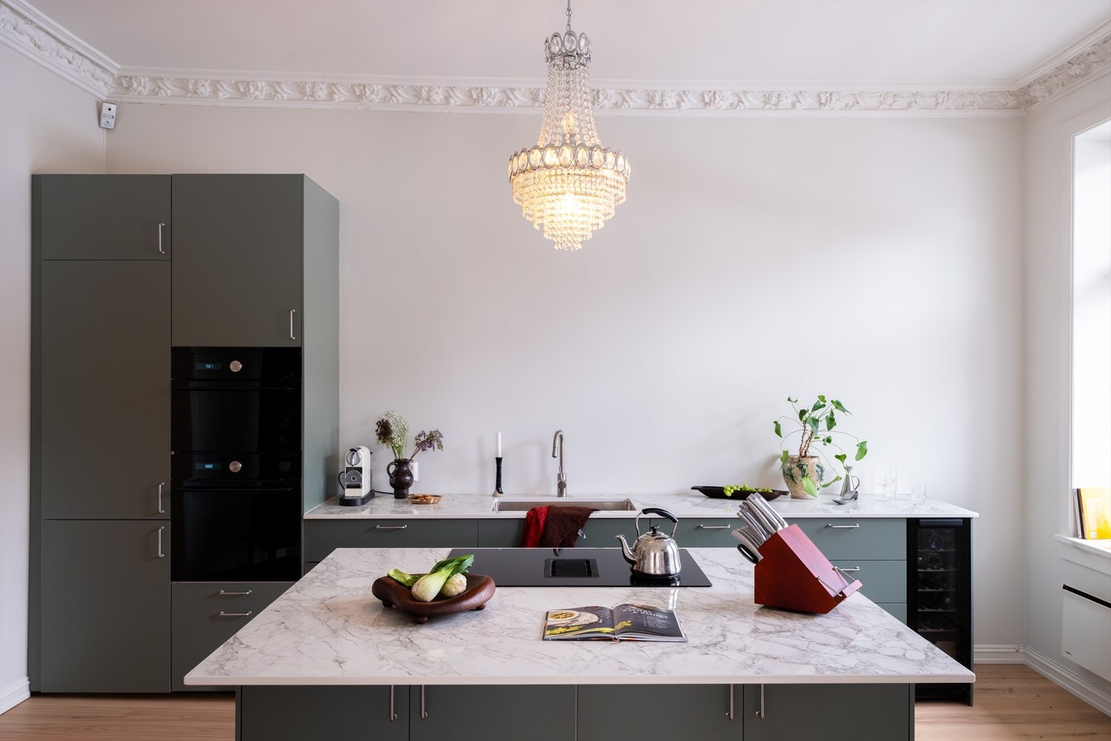 Kjøkkenet er utstyrt med kum i rustfritt stål og integrert kullfilterventilator plassert i platetoppen Galleribilde