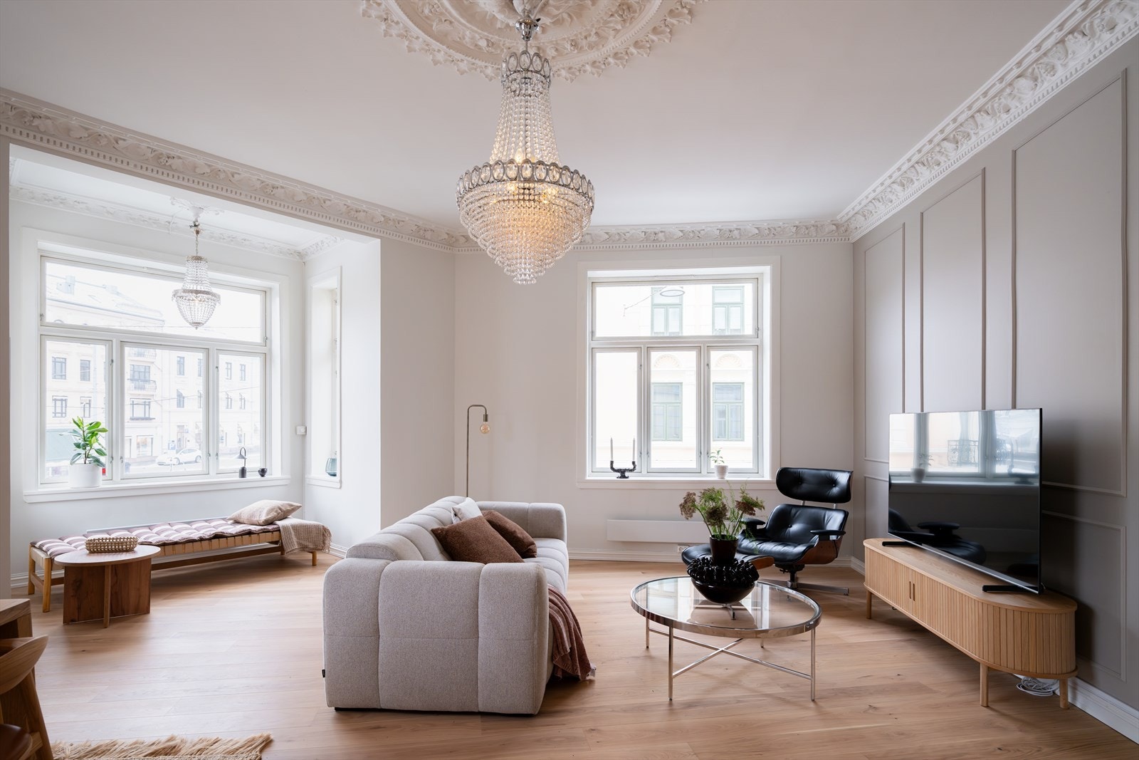 Lys og romslig stue med store vindusflater. Himlingshøyde ca 3.08 m Galleribilde