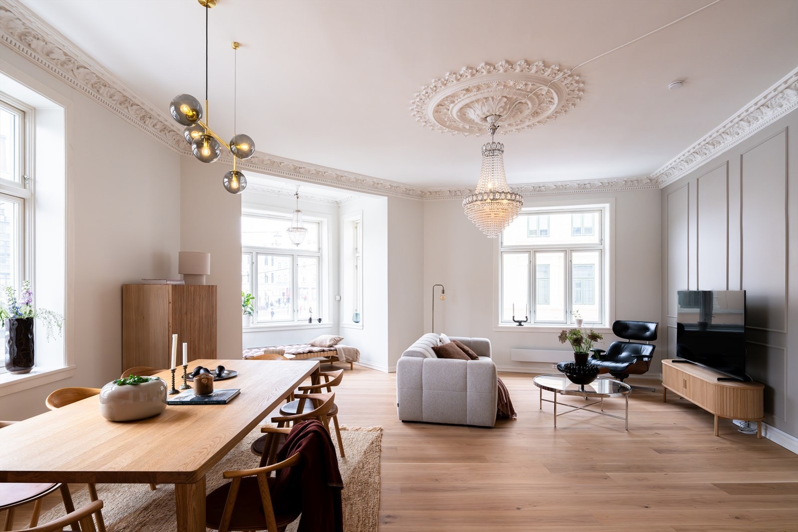 I tillegg disponerer leiligheten to eksterne boder, en i kjeller og en på loft på totalt 16 kvm Galleribilde