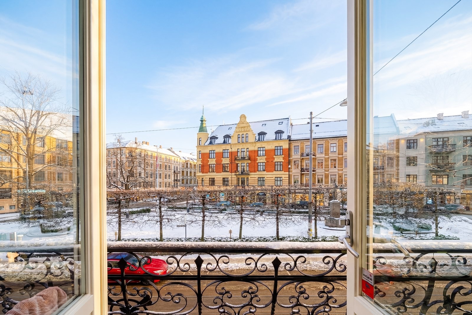 Leiligheten er betydelig påkostet i 2025 med bl.a nytt kjøkken, nye bad, nytt gulv i alle rom, samt malte overflater m.m. Galleribilde