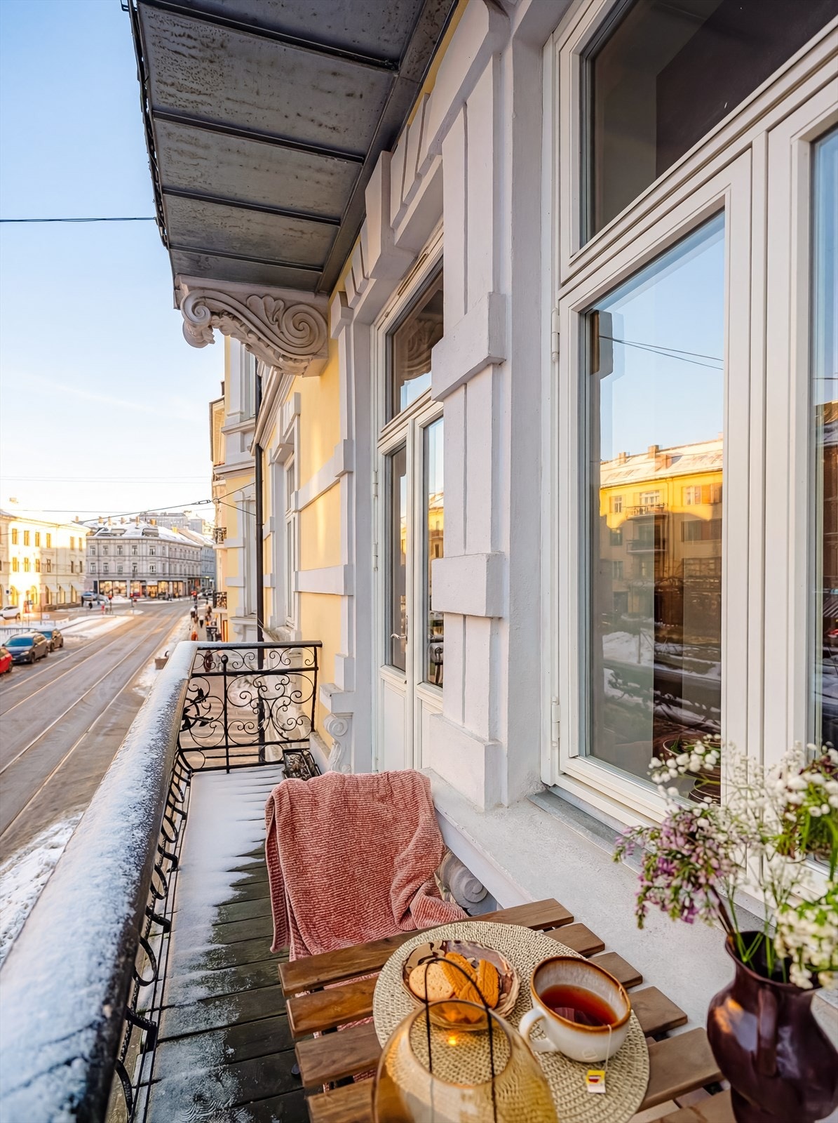 Her kan du innrede med sittegruppe, planter og annet ønsket møblement. Selger opplyser at boligen har gode solforhold på morgen og formiddagstid Galleribilde