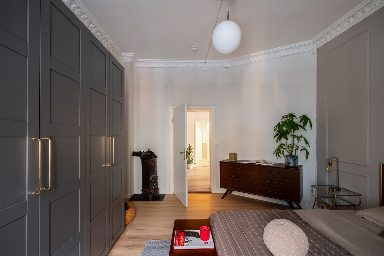 Rikelig med oppbevaringsplass i en romslig garderobeløsning Galleribilde