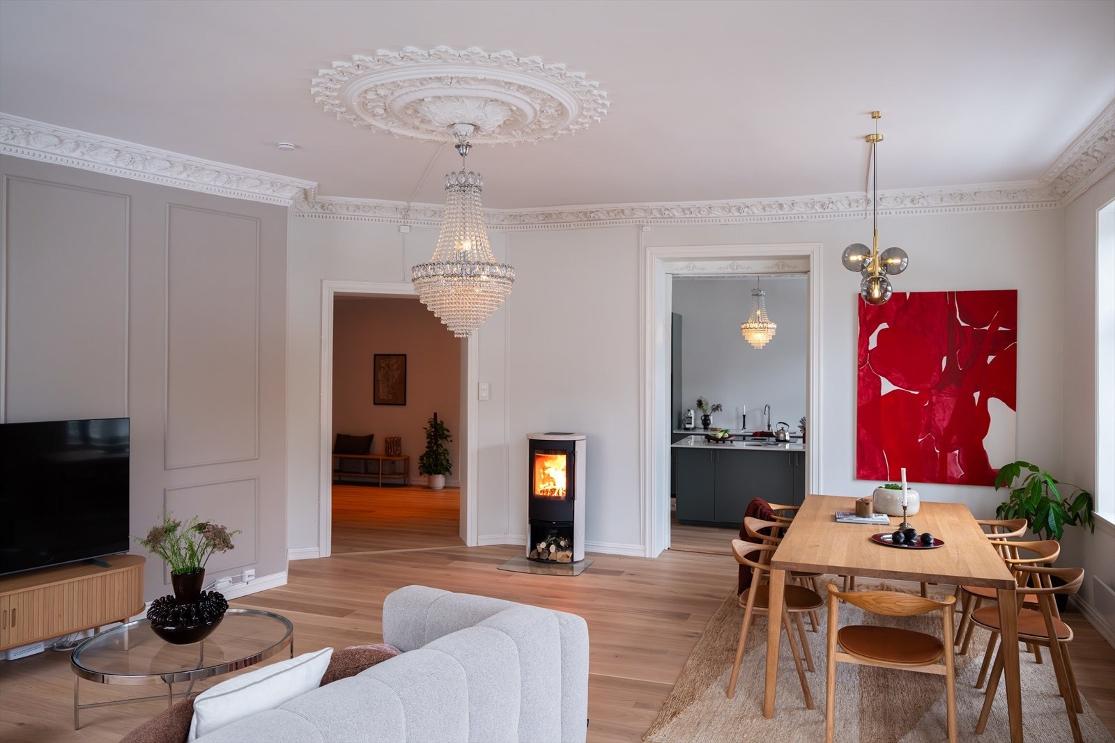 Eiendommen har en attraktiv beliggenhet midt på Majorstuen med Bogstadveien rett utenfor døren. Dette er en av Oslos mest populære handlegater med et stort utvalg av butikker, kaféer og servicetilbud Galleribilde