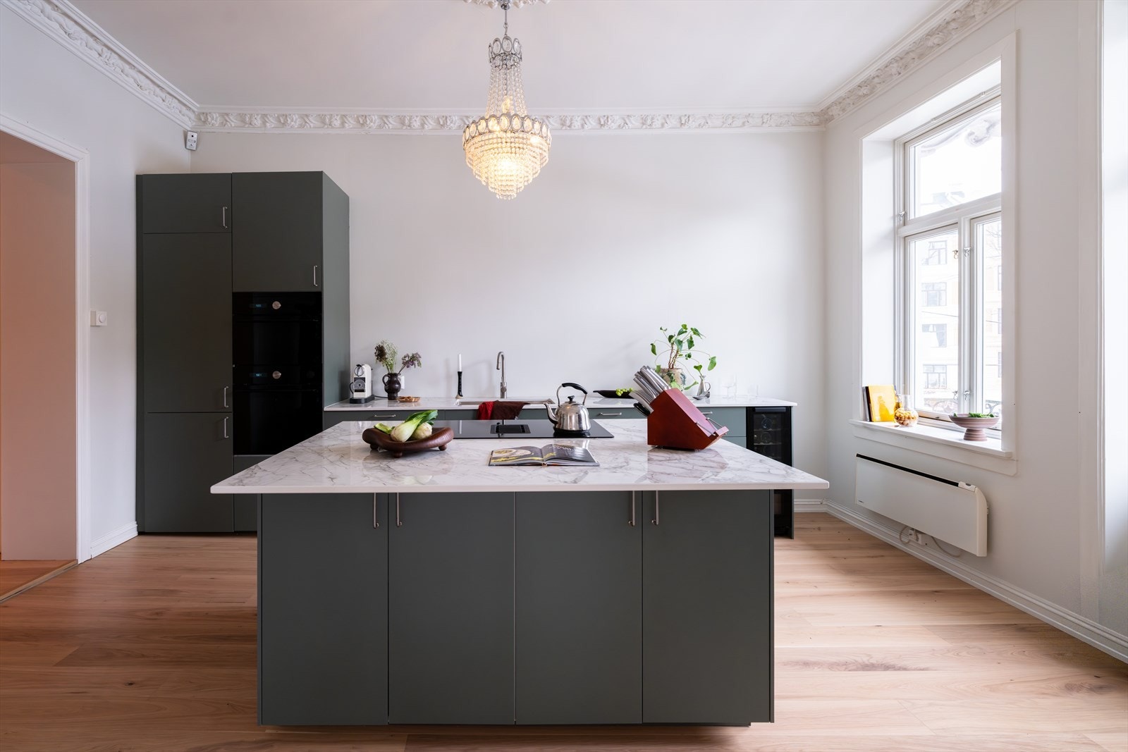 Påkostet kjøkken fra 2025 med glatte, moderne fronter. Leiligheten har flere store vindusflater som slipper inn rikelig med naturlig lys Galleribilde