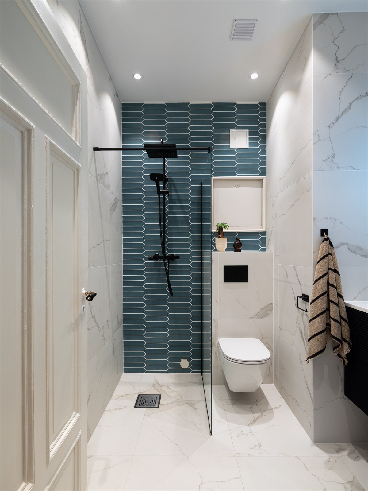 Boligen har totalt tre bad, hvor det ene er tilrettelagt for hybeldel. En praktisk løsning med gode utleiemuligheter eller fleksibel bruk Galleribilde