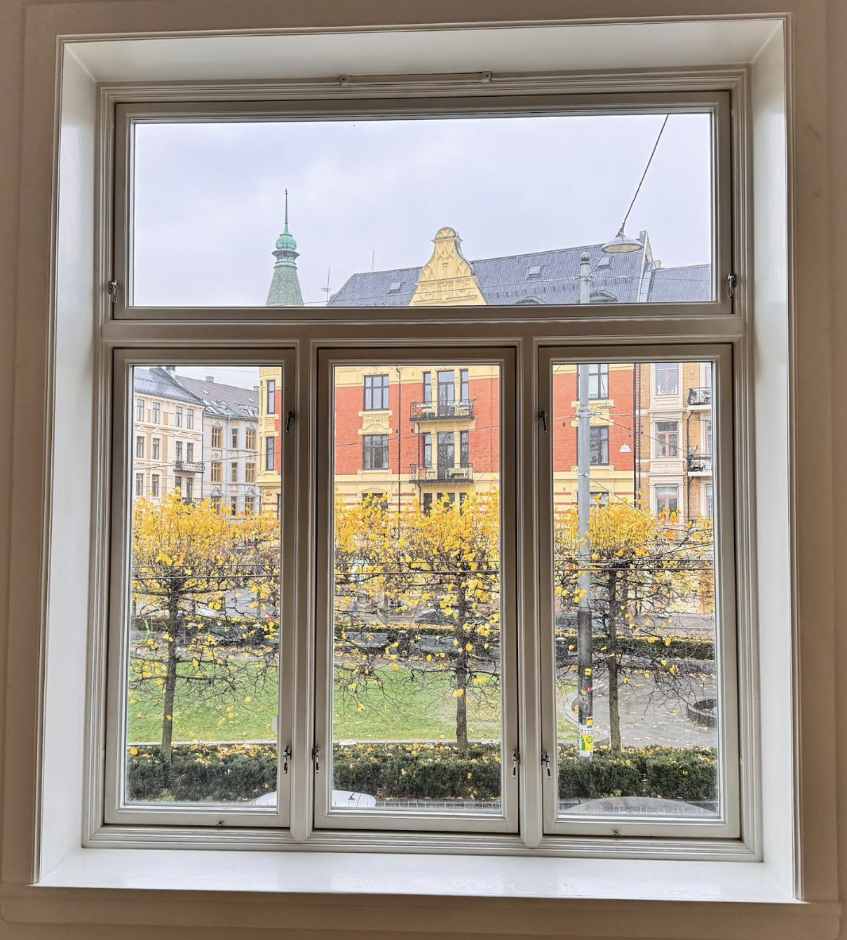 Store, tidsmessige vinduer og en bred gate utenfor sikrer minimalt med innsyn og fantastiske lysforhold Galleribilde