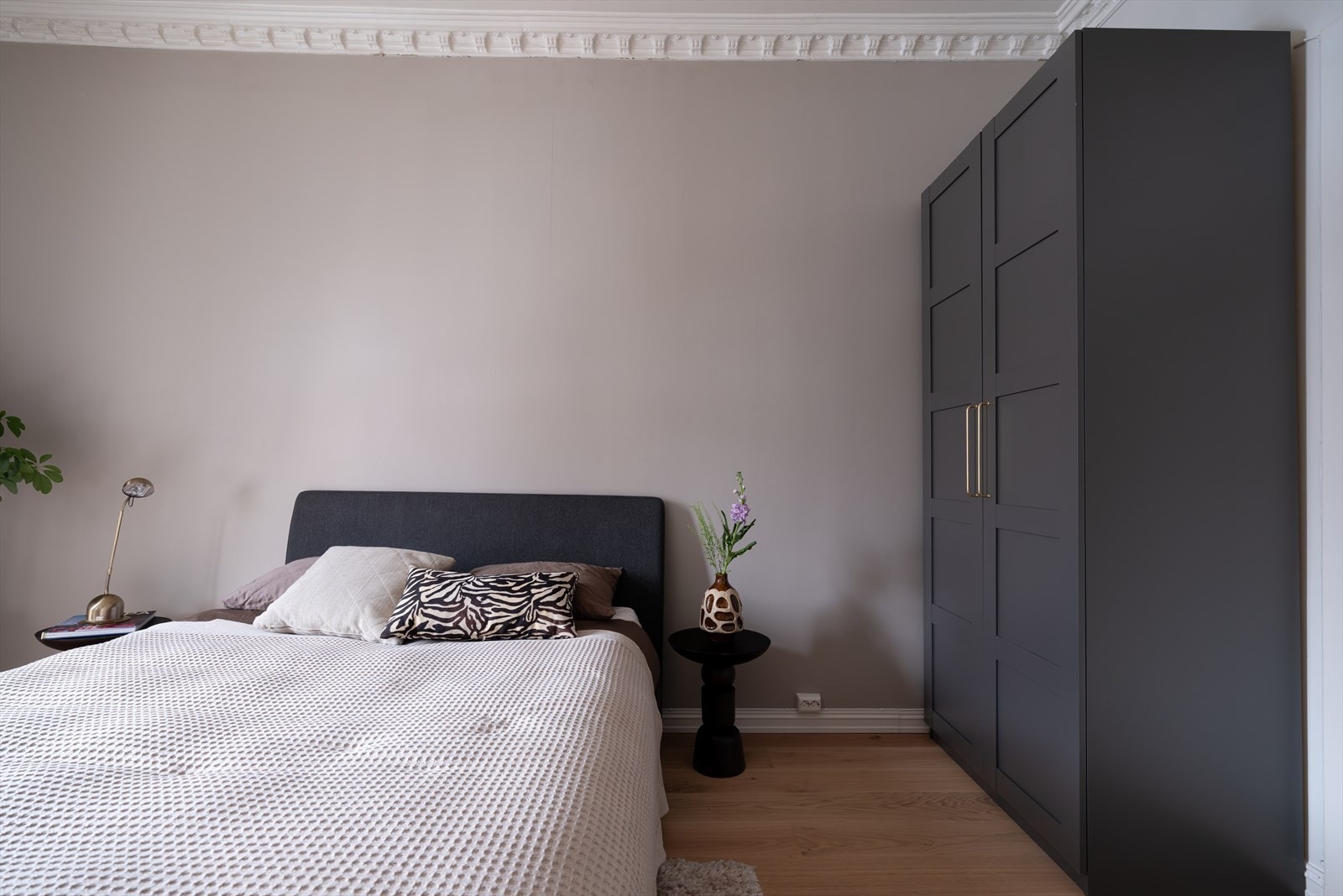 God plass til å innrede med dobbeltseng med tilhørende nattbord, garderobe og annet ønsket møblement Galleribilde