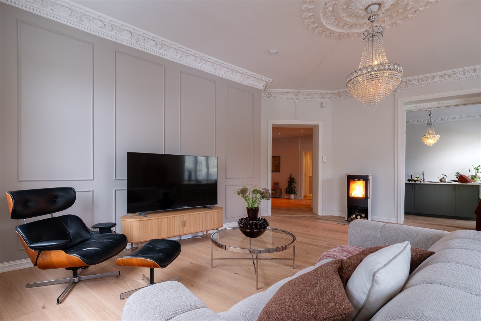 Leiligheten er malt i tidløse, moderne fargetoner. Klassiske vegglister bidrar til å skape et elegant og eksklusivt uttrykk Galleribilde