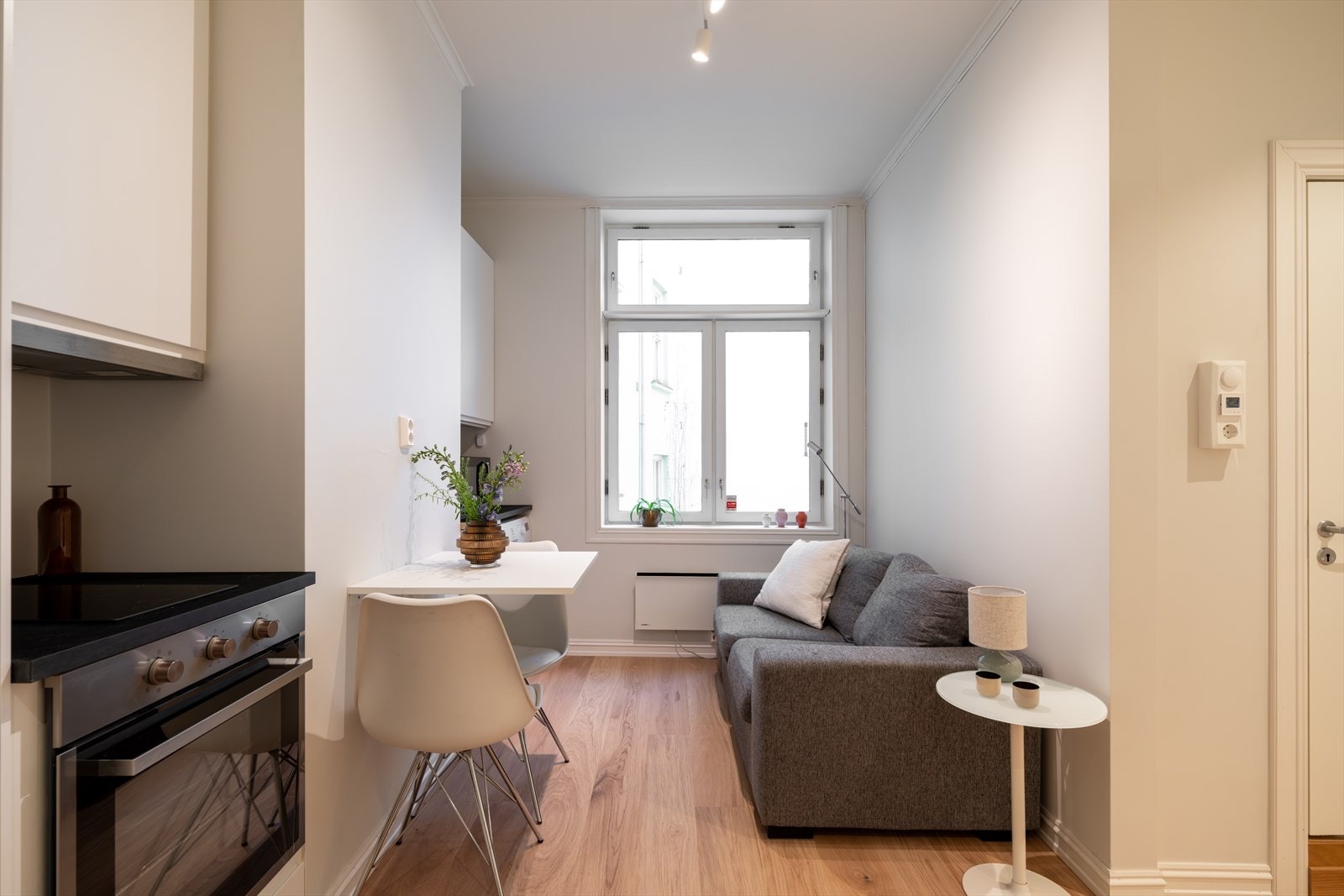 Leiligheten har en praktisk planløsning med egen tilrettelagt hybeldel, ideell for fleksibel bruk eller utleie Galleribilde