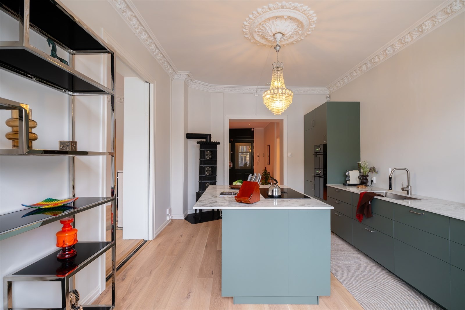 Leiligheten har flere ildsteder som skaper både varme og hyggelig atmosfære Galleribilde