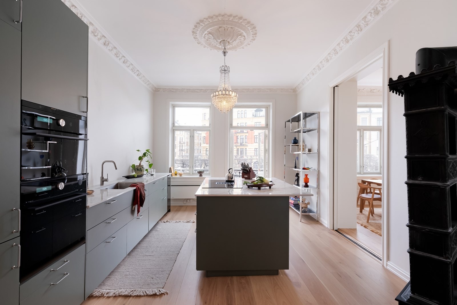 Integrerte hvitevarer er platetopp, stekeovn, oppvaskmaskin og kjøl/frys Galleribilde