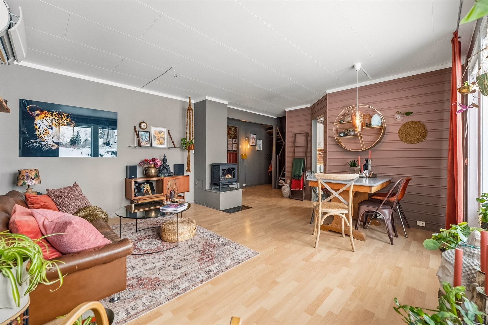 Rommet har brytningsvegg i dus farge mot kjøkken, og det er trapperom innerst i studel. Galleribilde