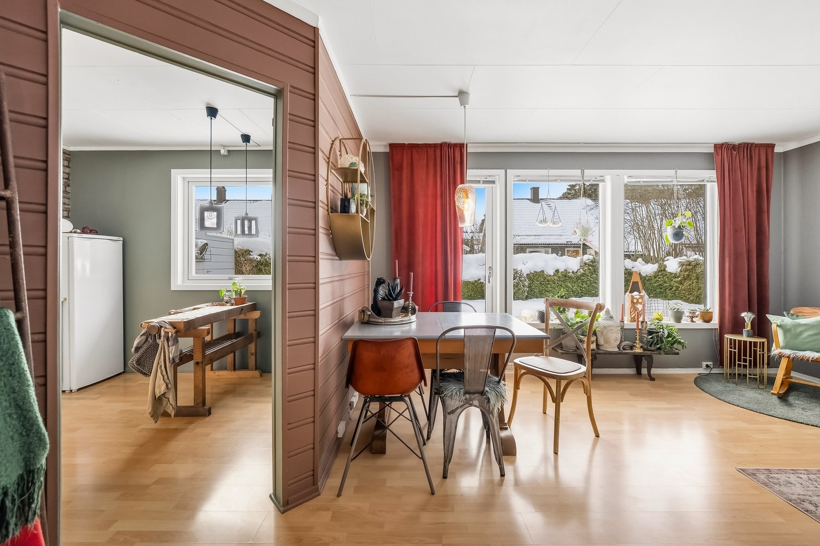 Det er satt inn vegg mellom stue og kjøkken hvor det opprinnelig er inntegnet åpen løsning, og området får en naturlig plass til spisebord ved kjøkken. Galleribilde