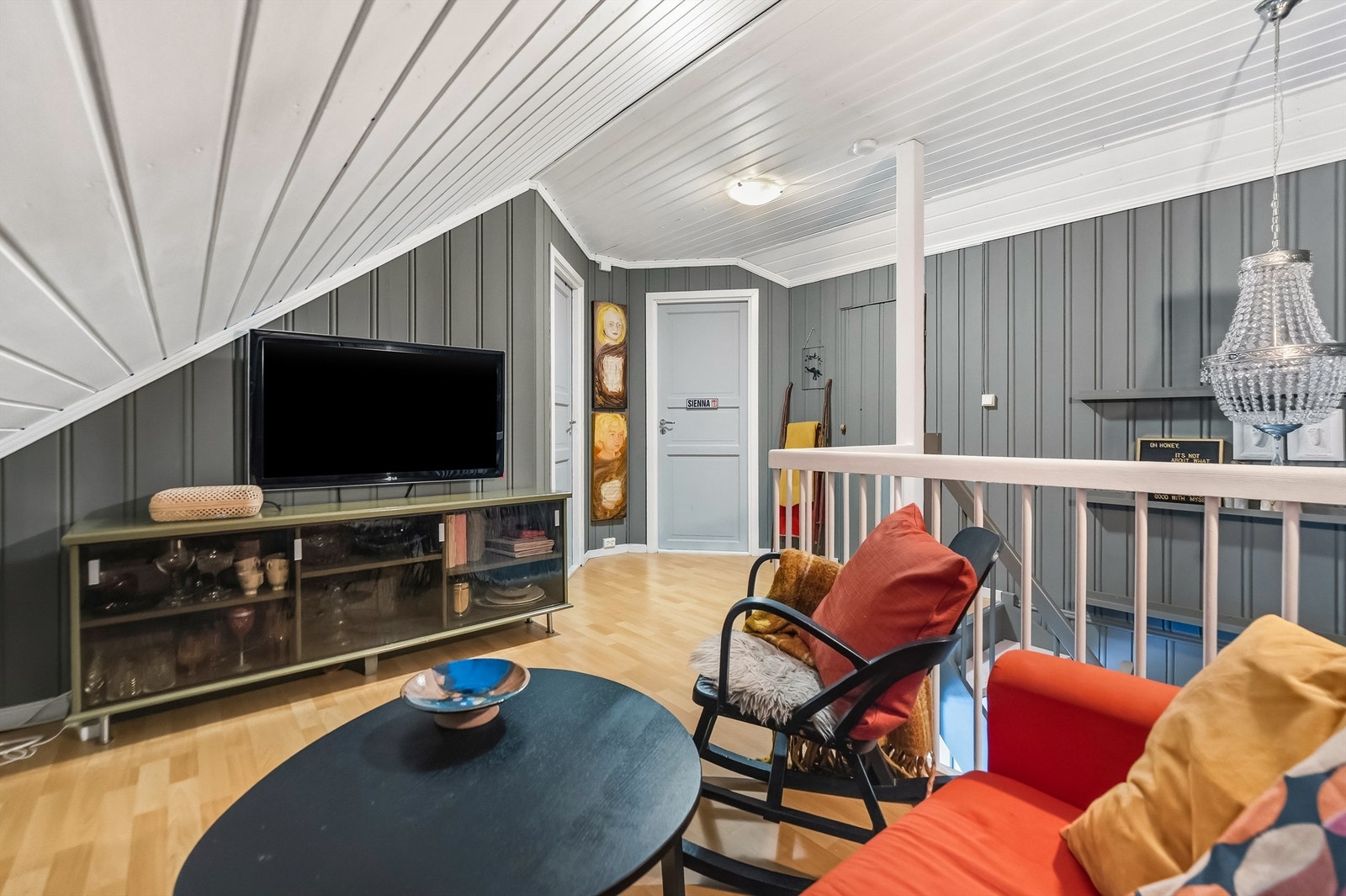 Innredet trappegang i loftsetasjen - Rommet er ikke godkjent til varig opphold. Galleribilde