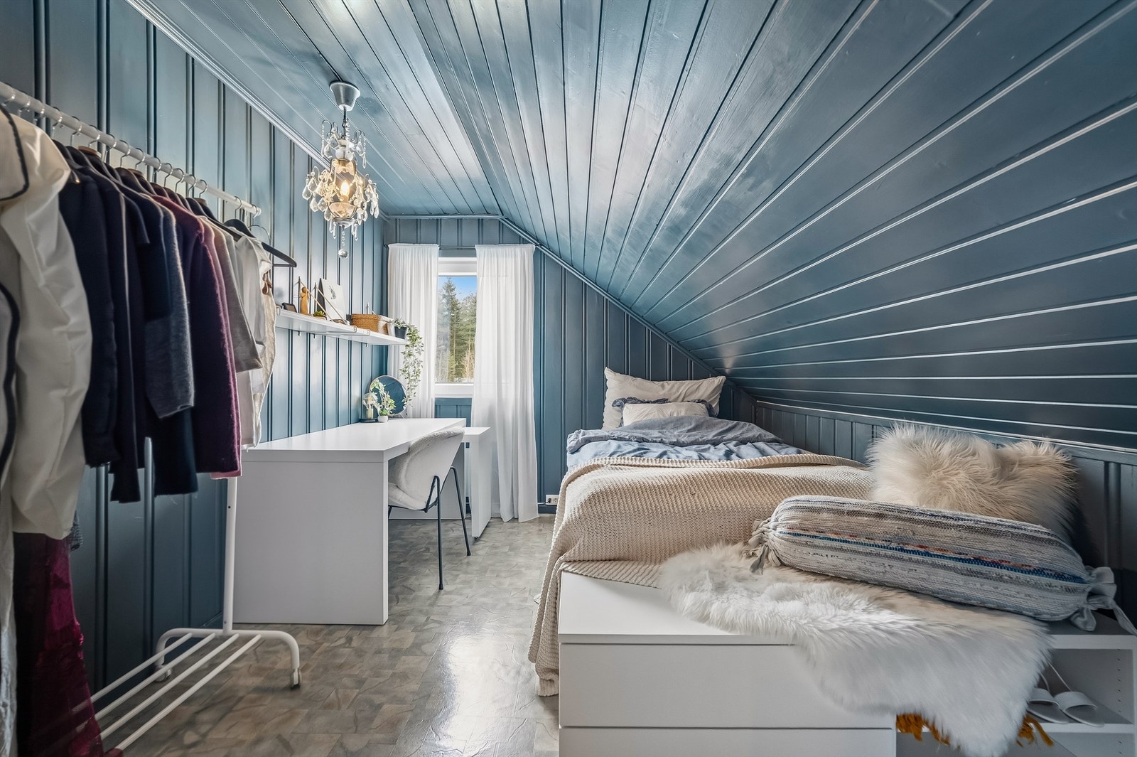 Innredet rom i loftsetasjen- Rommet er ikke godkjent til varig opphold. Galleribilde