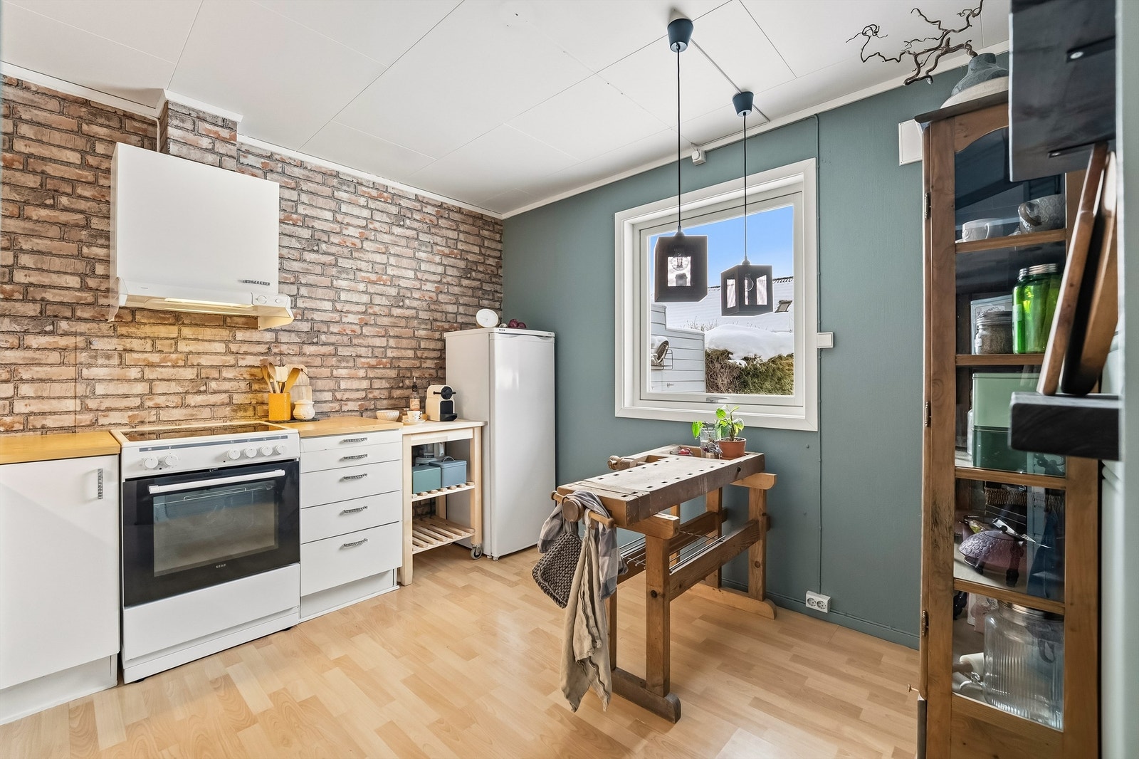 Kjøkkenrommet har god plass til bord og stoler ved vinduet, og det er hyggelig utsyn mot hage. Galleribilde