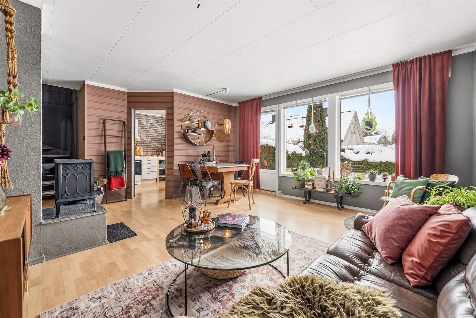 Stuen fremstår lys og romslig der rommet har gode vindusflater. Galleribilde