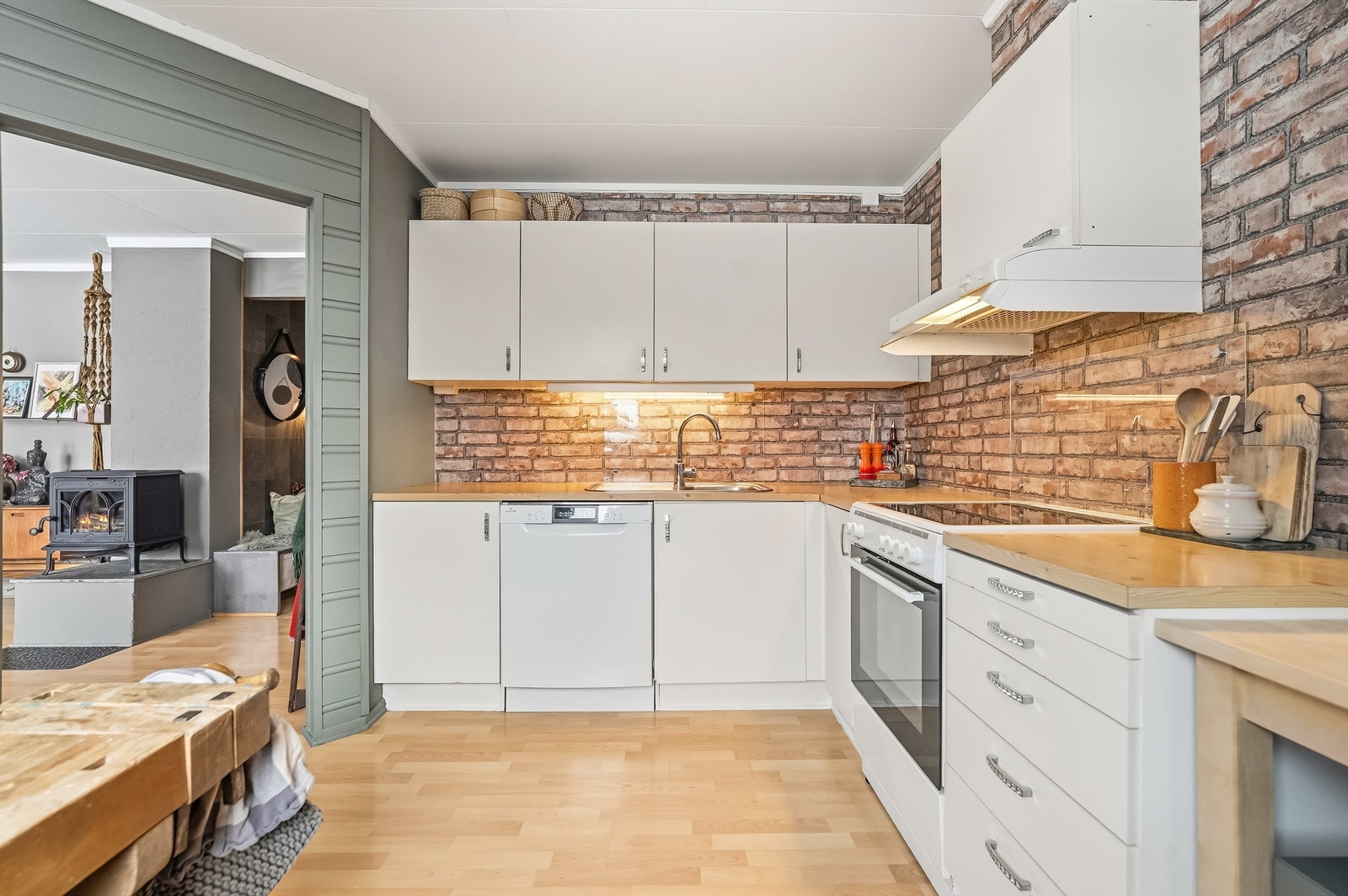 Kjøkkeninnredningen er fra byggeår og har glatte fronter. Galleribilde