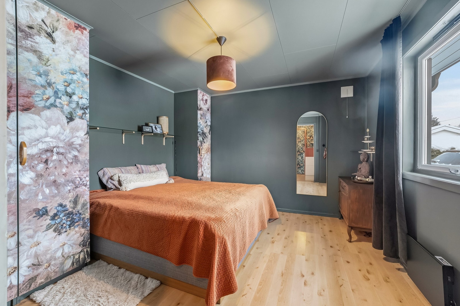 Romslig soverom i 1 etasje. Galleribilde