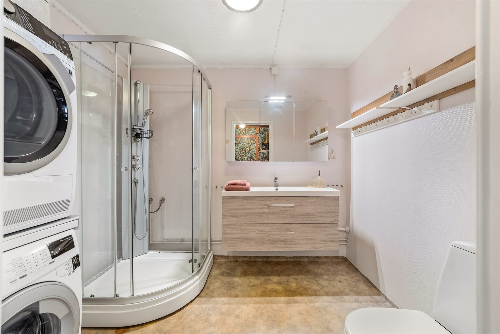 Badet er fra byggeår og har gulvflate belagt med gulvbelegg med gulvvarme. Badet har oppgraderingsbehov. Galleribilde