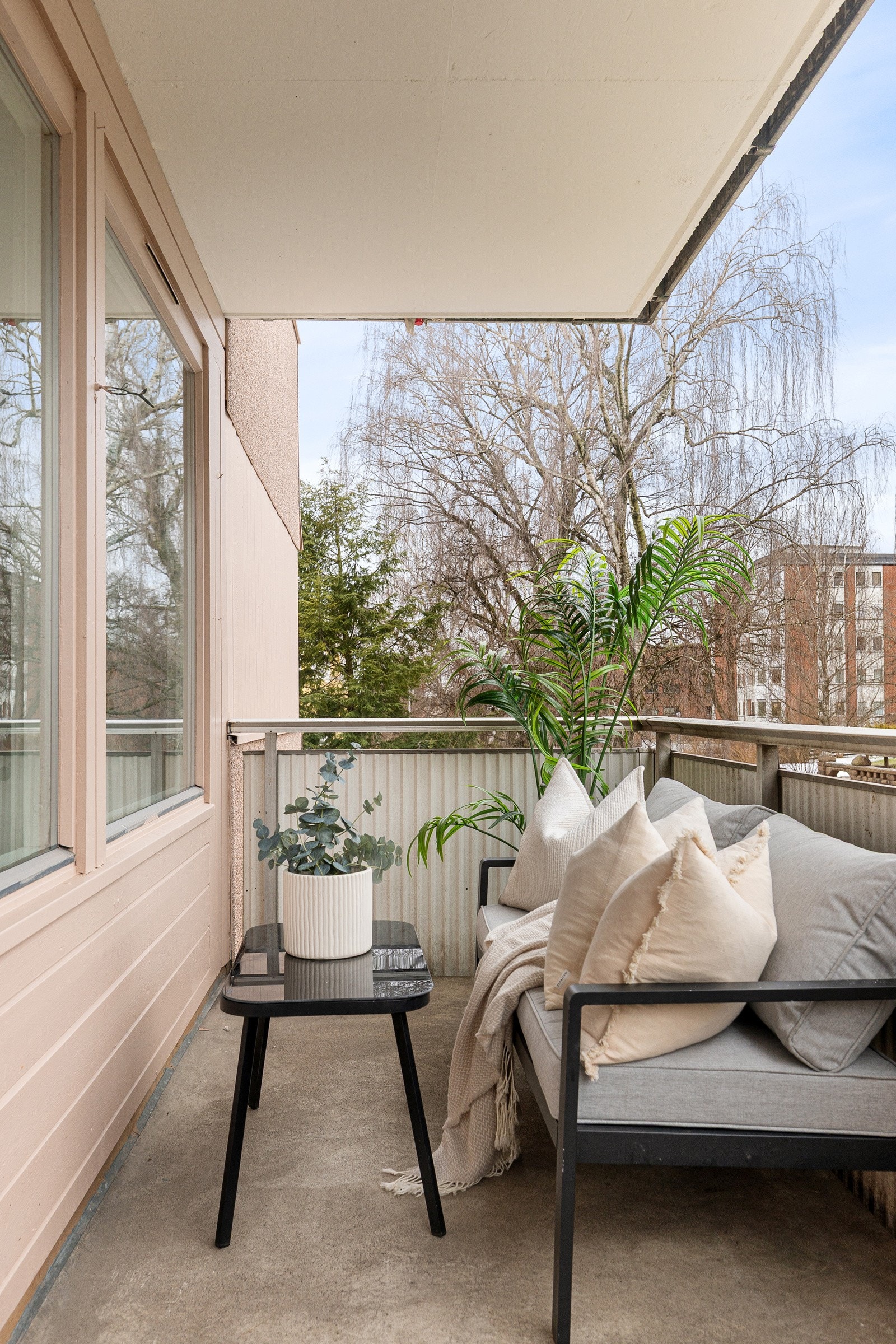 Balkongen har god plass til utemøblement og grill. Galleribilde