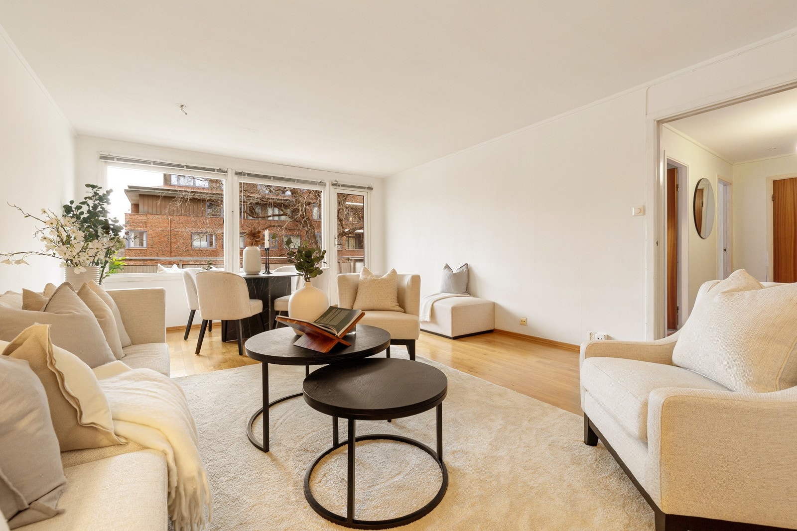 De store vindusflatene gir rommet en lys og luftig atmosfære. Galleribilde