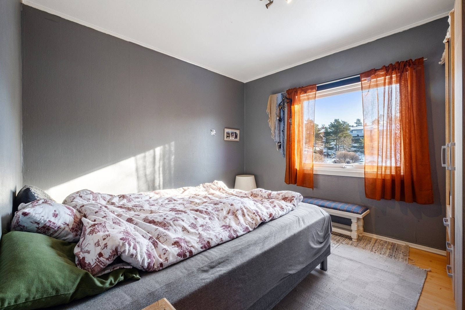 Klassisk soverom med plass til ønskelig møblement Galleribilde