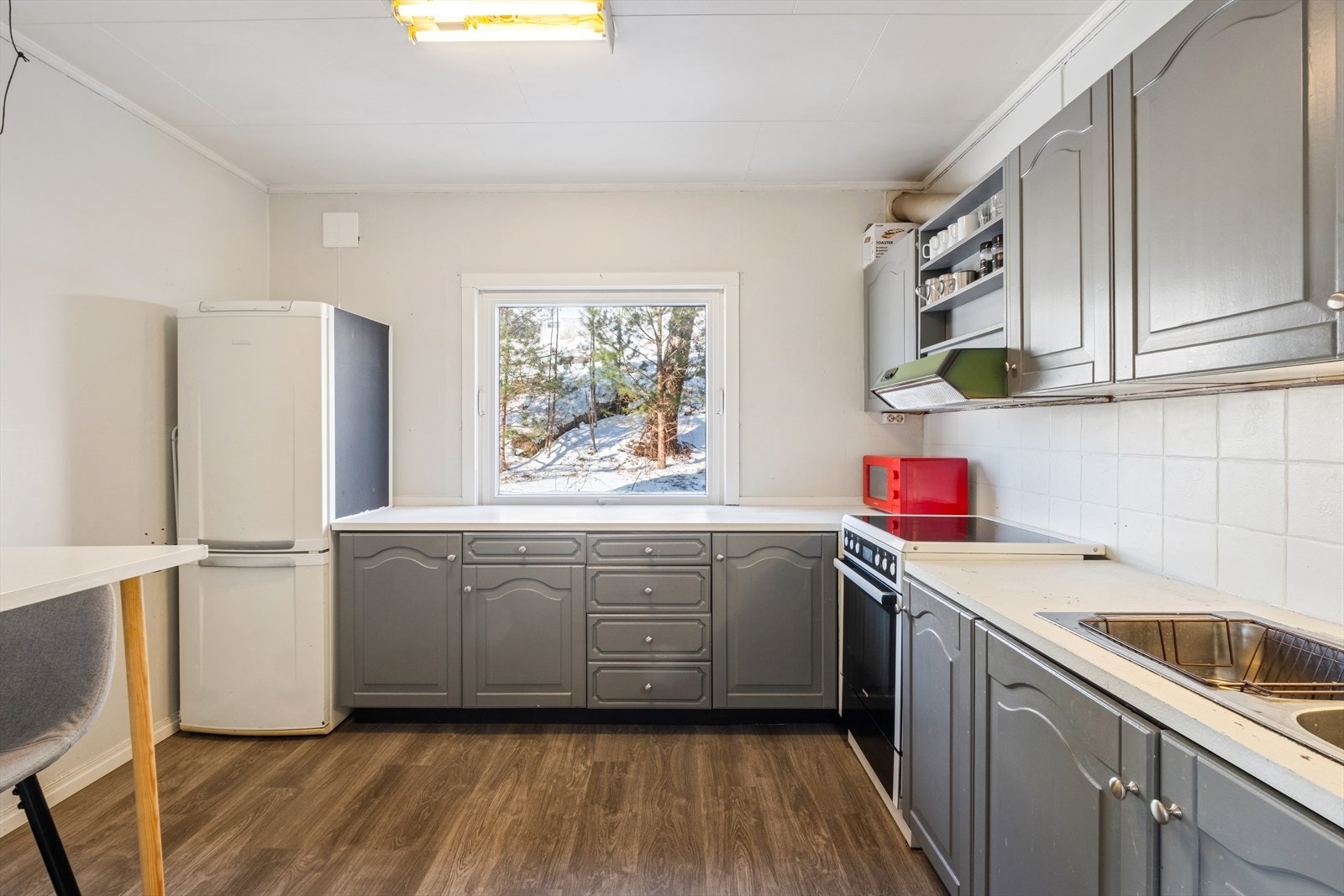 Kjøkken i 1. etasje med profilierte fronter og praktisk utforming Galleribilde