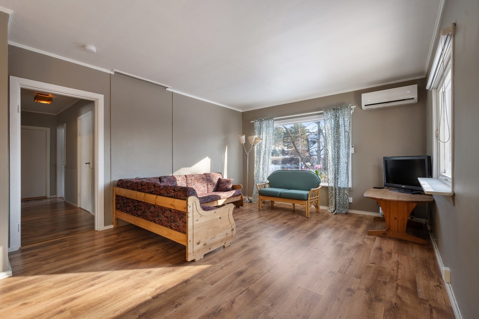 Romslig stue med varmepumpe og utgang til terrasse og hage i 1. etasje Galleribilde