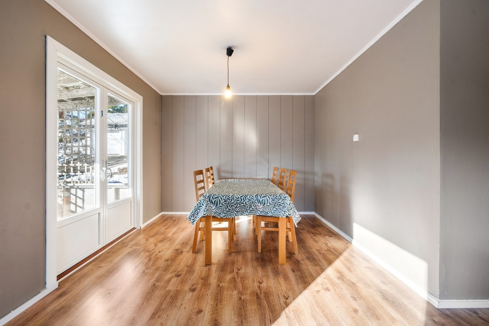 Koselig spisestue med direkte utgang til terrasse og hage Galleribilde