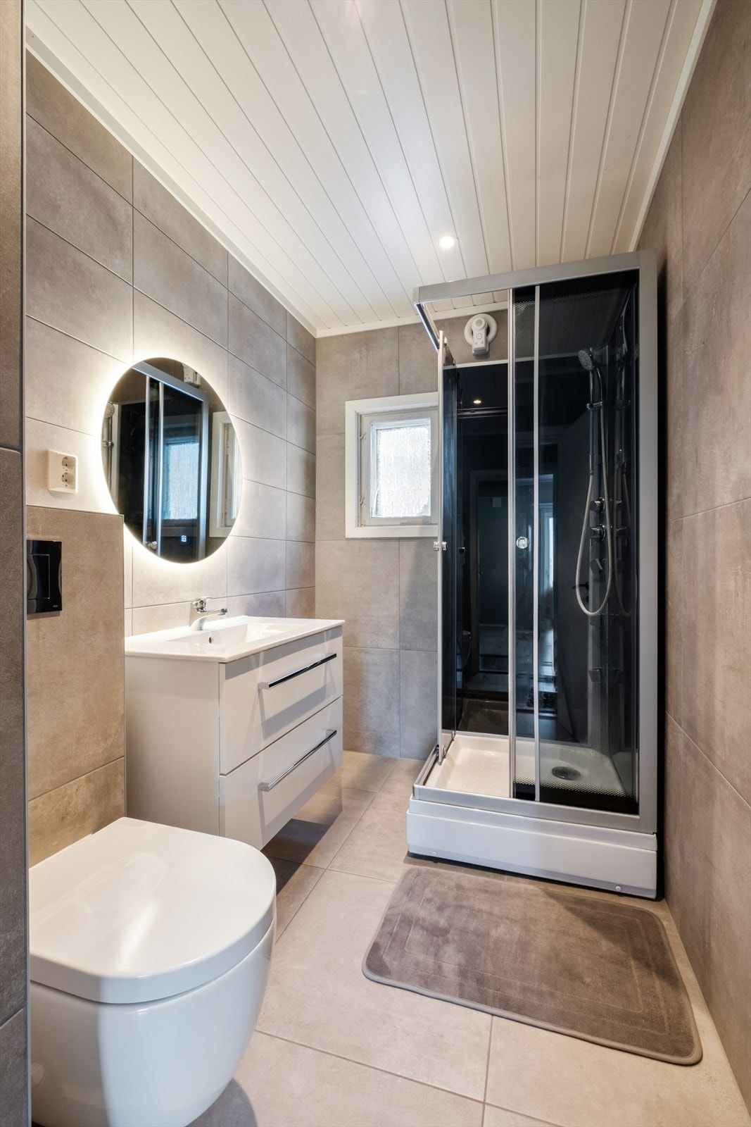 Nyoppusset moderne bad med vegghengt toalett og dusjkabinetti i 1. etasje Galleribilde