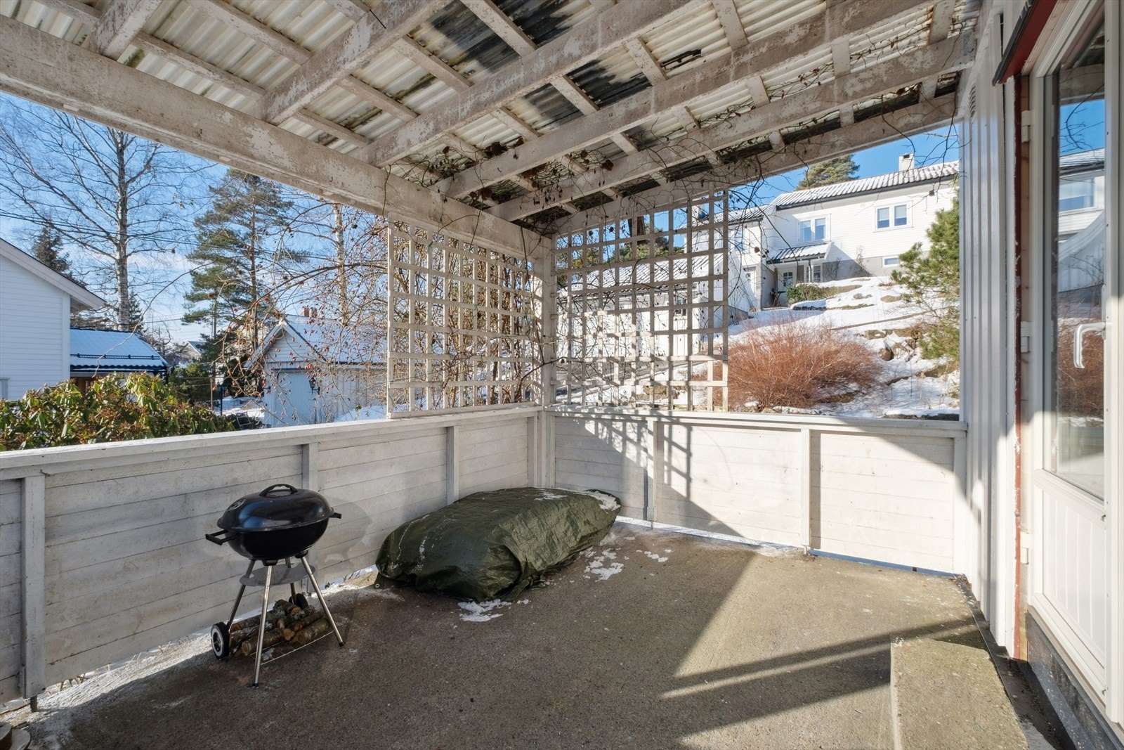 Overbygd terrasse tilhørende boligen i 1. etasje. Galleribilde