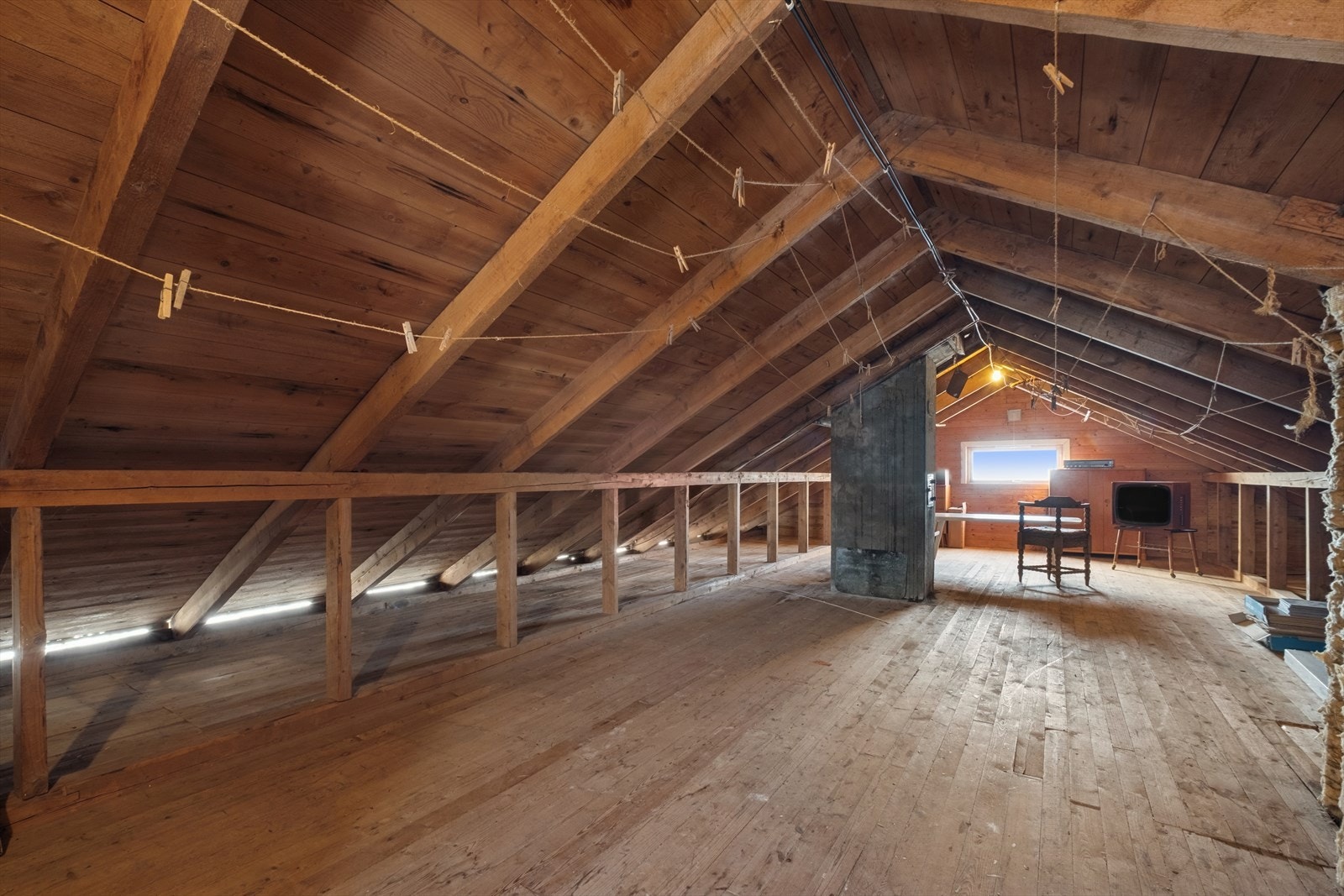 Uinnredet loftsetasje med mange muligheter Galleribilde