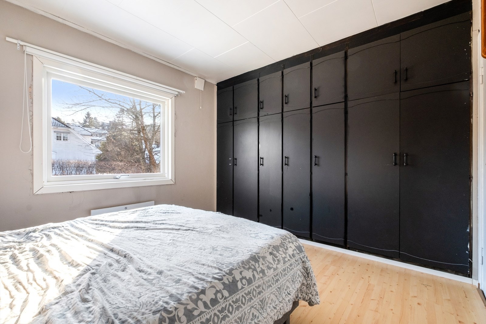 Soverommet har rikelig med med oppbevaringsplass Galleribilde