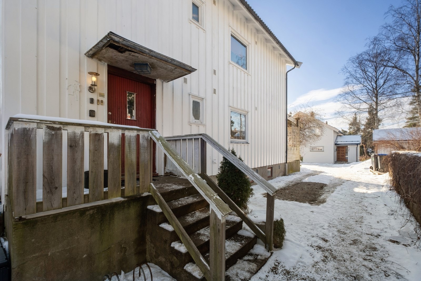 Inngangsparti, ved siden av er det også utvendig adkomst til kjeller Galleribilde