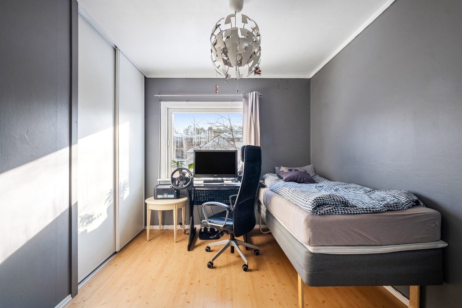 Soverom 2 i 2. etasje med skyvedørsgarderobe Galleribilde