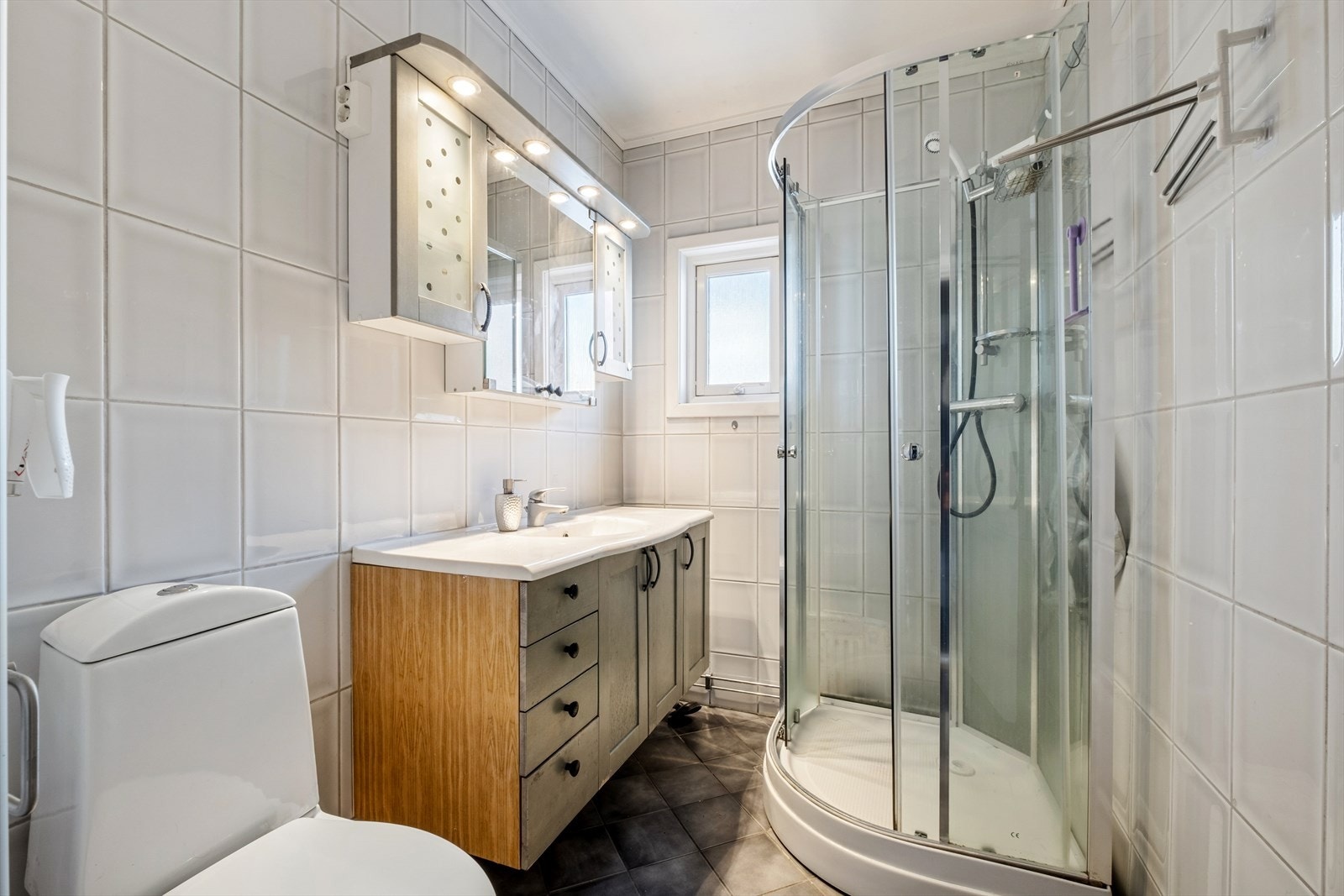 Flislagt bad med toalett og dusjkabinett 2. etasje Galleribilde